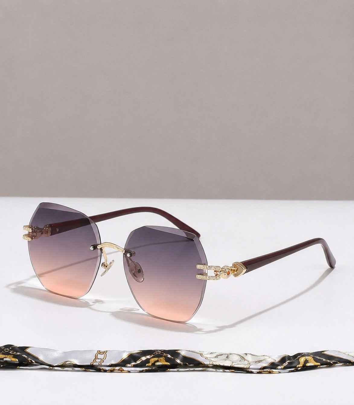 Lunettes de soleil carrées style Carrera / Verres dégradés       bleu & beige